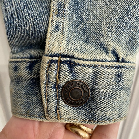 Gap Ladie’s Size XS Jean Jacket with Faux Sheep Skin Collar and Snaps Down Front - Picture 6 of 10